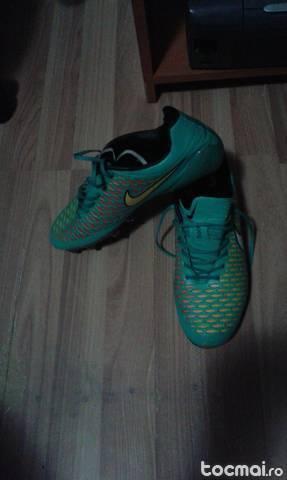 ghete de fotbal nike magista