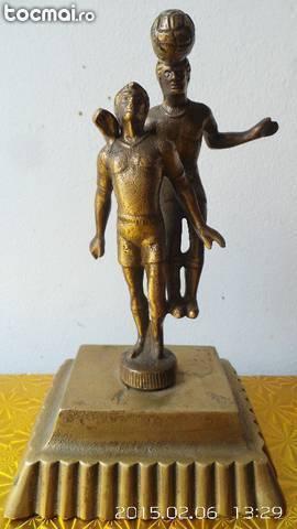 statueta fotbalisti bronz masiv, 20cm, 1, 2kg