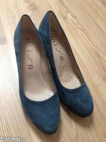 Pantofi albastri adusi din Spania
