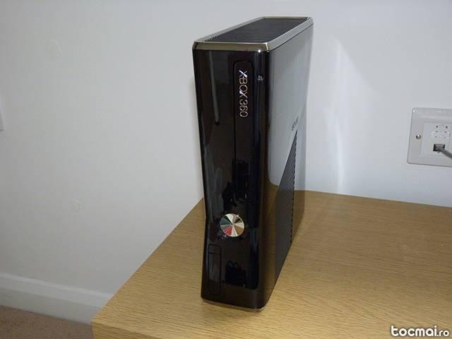 Xbox 360 Slim 250GB + 2 controllere wireless si jocuri