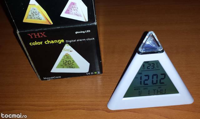 Ceas led multicolor piramida cu alarma, calendar, termometru