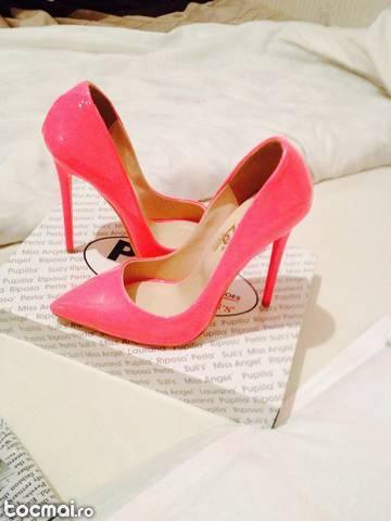 Pantofi roz de lac