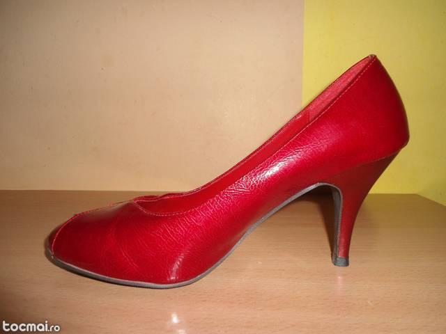 Pantofi rosii marimea 38