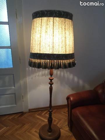 Lampa vintage cu picior