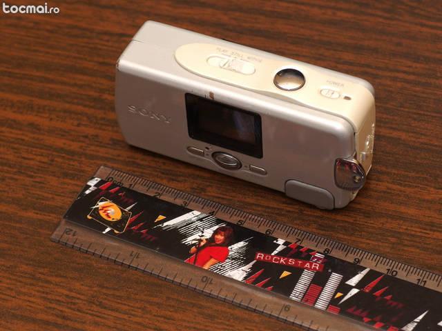 Aparat foto digital Sony DSC- 010 cu probleme, card inclus