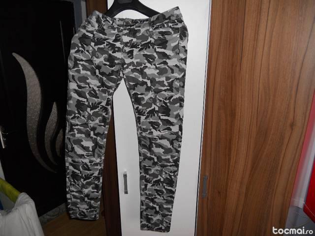 Pantaloni de camuflaj