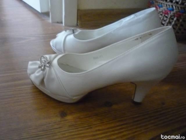 pantofi albi cu toc