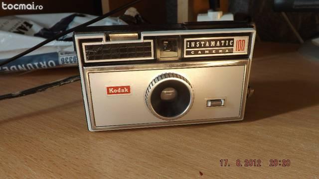 Aparat vintage fotografiat Kodak Instamatic 100