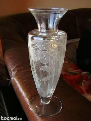 Vaza veche inscriptionata din sticla