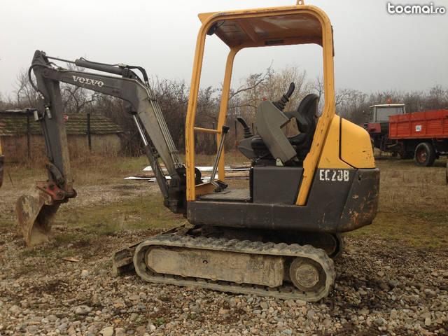 Miniexcavator marca Volvo, model EC 20 B