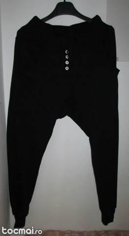Pantaloni de trening cu putin tur.