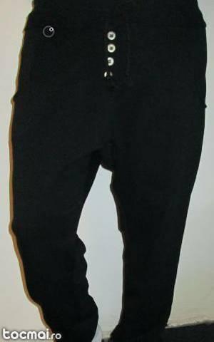Pantaloni de trening cu putin tur.