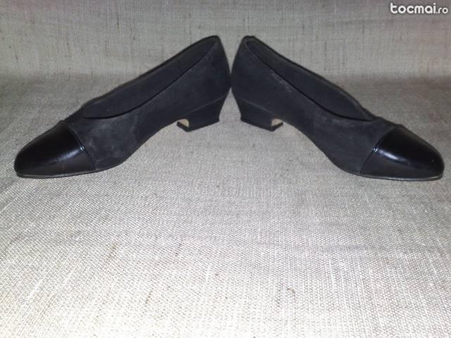 Pantofi culoare negru imitatie catifea- lac