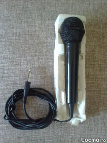 Uni- directional dynamic microphone