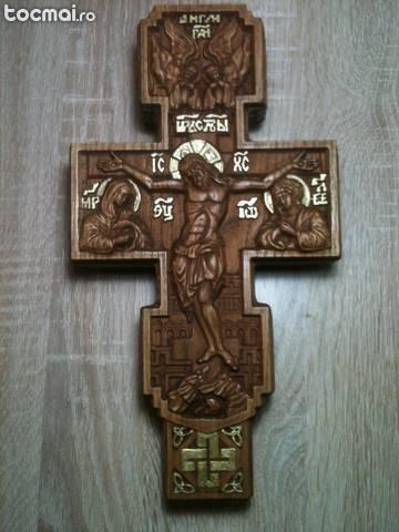 Cruce sculptata in lemn de salcam