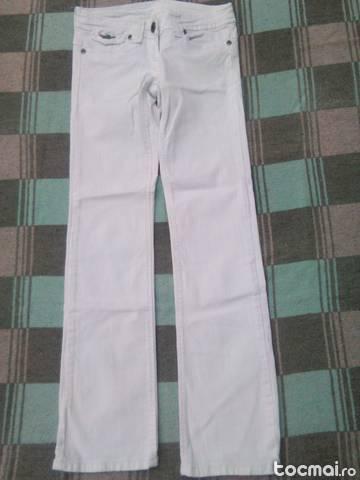 pantaloni albi de blugi