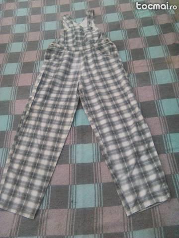 Pantaloni cu bretele