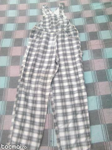 Pantaloni cu bretele