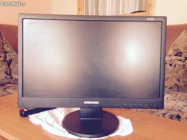 Monitor LCD 21. 5 inci (54 cm)