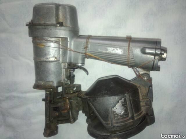 Pistol pneumatic de batut cuie