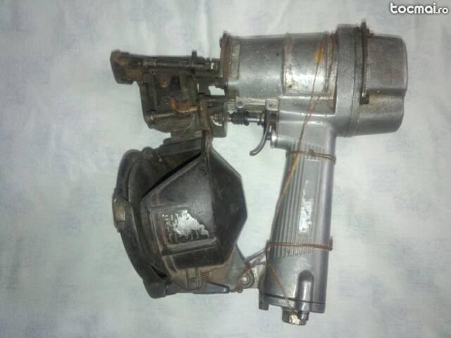 Pistol pneumatic de batut cuie