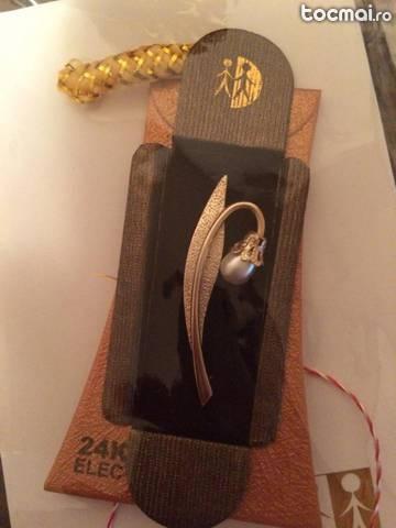 Brose placate cu aur de 24k la cutie model floare potcoava