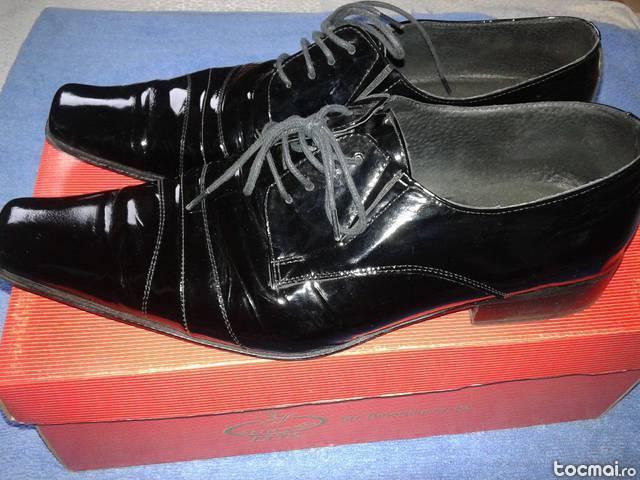 Pantofi mire marimea 42 piele lacuita negri