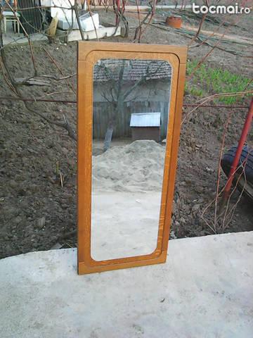 Oglinda eleganta cu rama lemn masiv