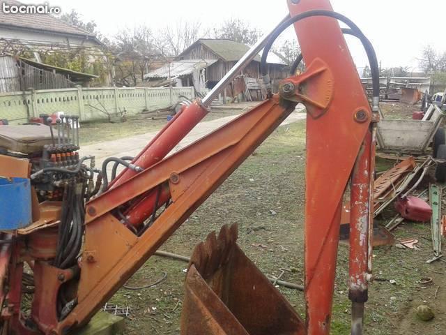 Excavator purtat pt tractor