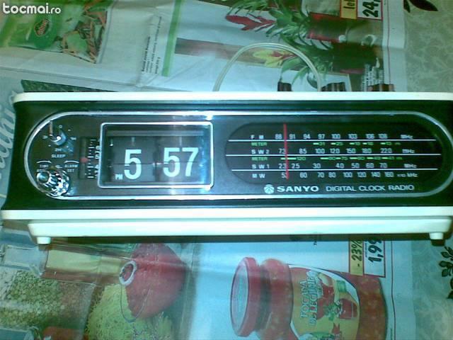 Radio cu ceas sanyo vintage