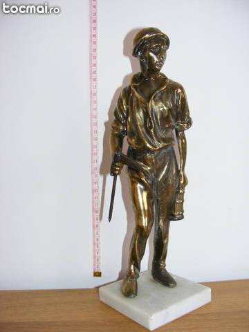Statueta bronz miner. 33 cm si 2 kg.