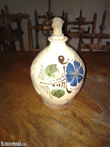 obiect decorativ din ceramica la 1900 .