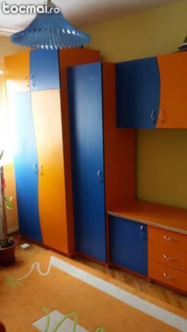 Dormitor tineret albastru cu portocaliu ca nou