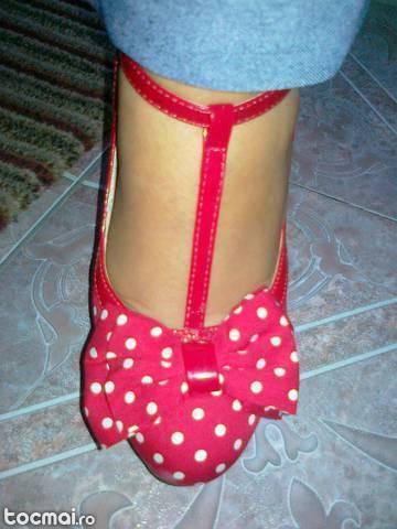 Pantofi rosii cu buline albe