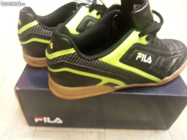 Adidasi FILA noi la cutie
