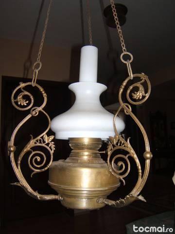lampa veche pe lanturi