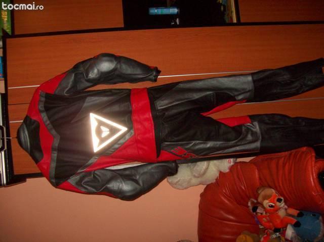 Costum din piele marca DAINESE