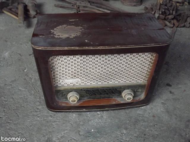 Aparat radio antic romanta