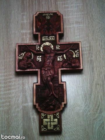 Cruce sculptata in lemn de tei