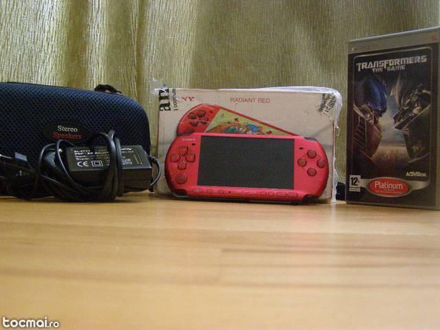 PSP 3004 echipat (card 8gb + husa cu boxe + un joc)
