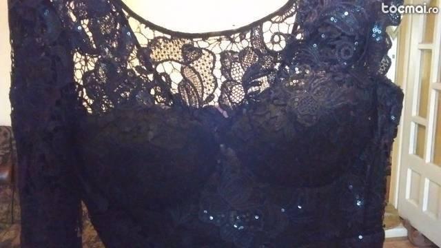 rochie neagra din dantela cu o maneca lunga