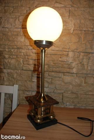 Lampa de birou deosebita- bauhaus style