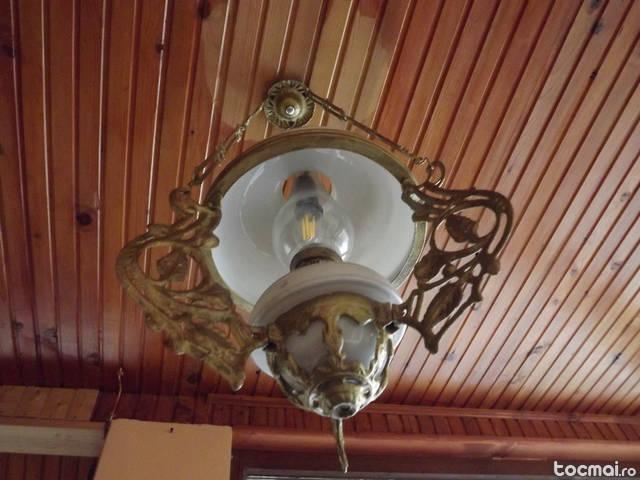 Candelabru antic