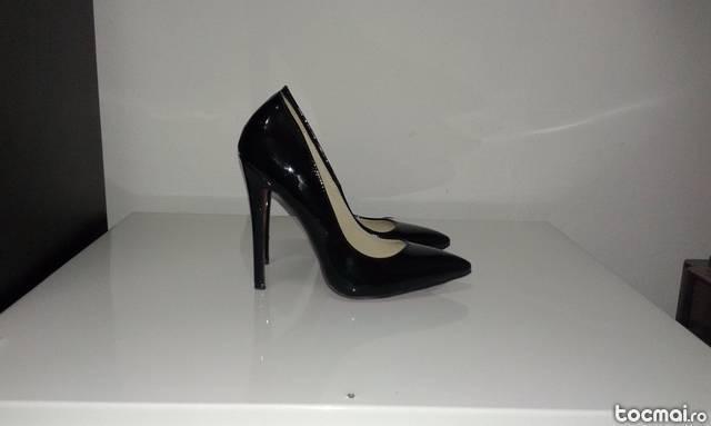 Pantofi stiletto